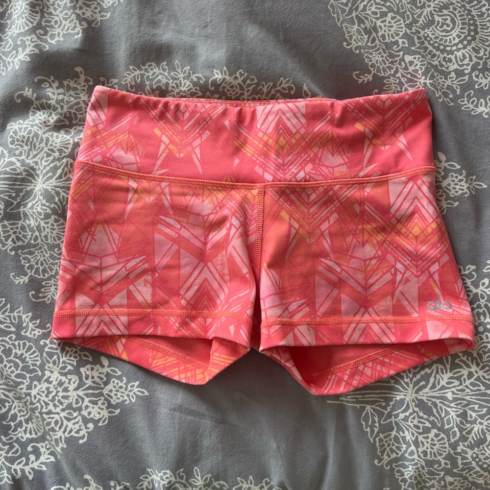 ALO Yoga Coral Patterned Athletic Shorts NWOT Small